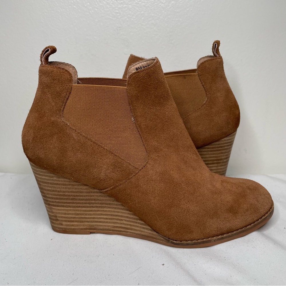 Caslon Willa Tan Suede Wedge Booties Chelsea Ankle Boots Womens Size 8M